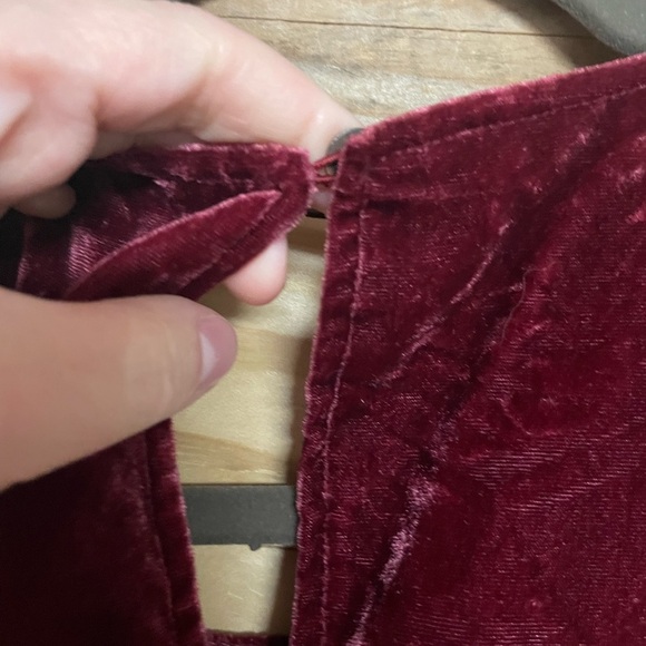 J.Crew size12 Scoop Neck Rich Burgundy Soft Velvet Sleeveless Blouse with Button - Picture 6 of 7